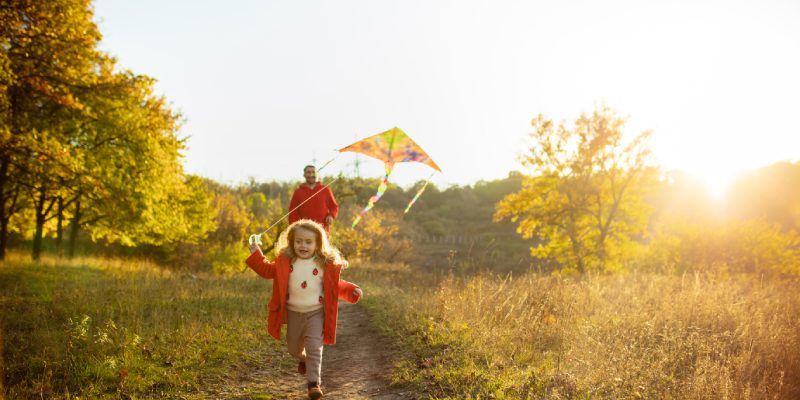 MoveWell Chiropractie & Fysiotherapie Vader en kind wandelen buiten in de natuur om vitamine D op te doen.