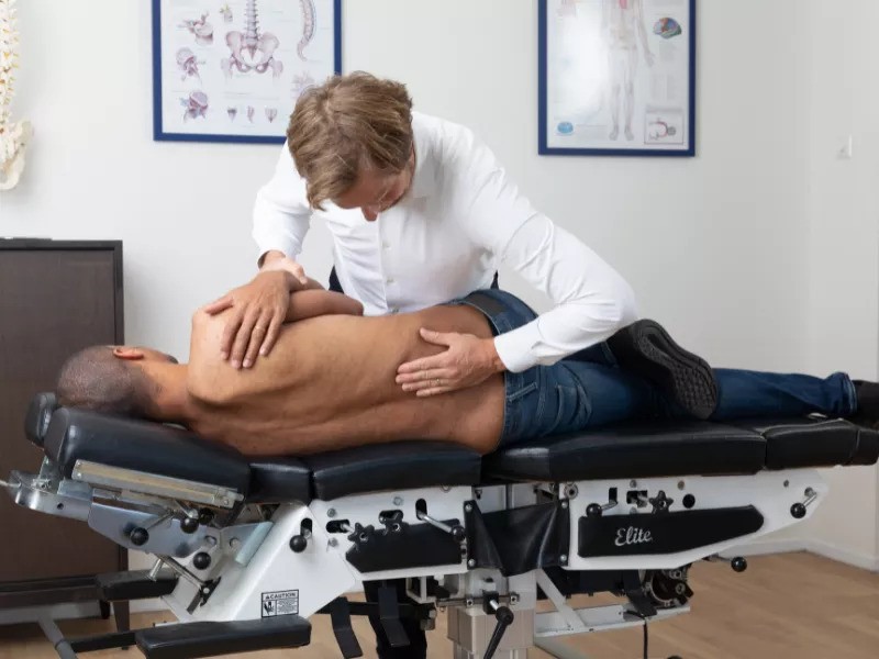 Behandeling van de lage rug op de behandeltafel: chiropractische technieken bij hernia